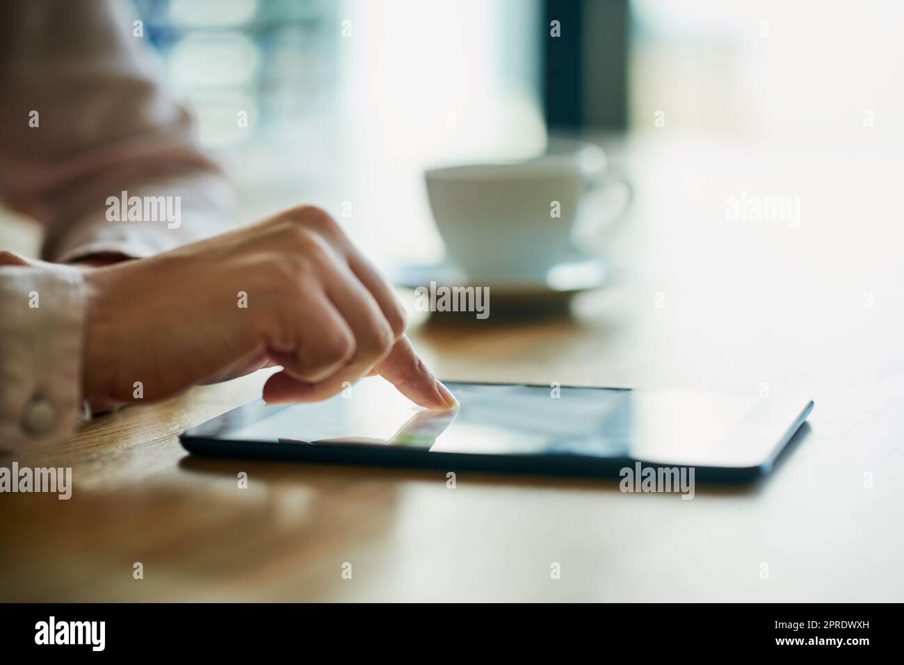 Primo piano delle mani aziendali che lavorano su un tablet digitale in un ufficio moderno. Professionisti al lavoro con touch screen che esplorano il mercato online per trovare dati o informazioni su trading, investimenti o crescita. Foto Stock