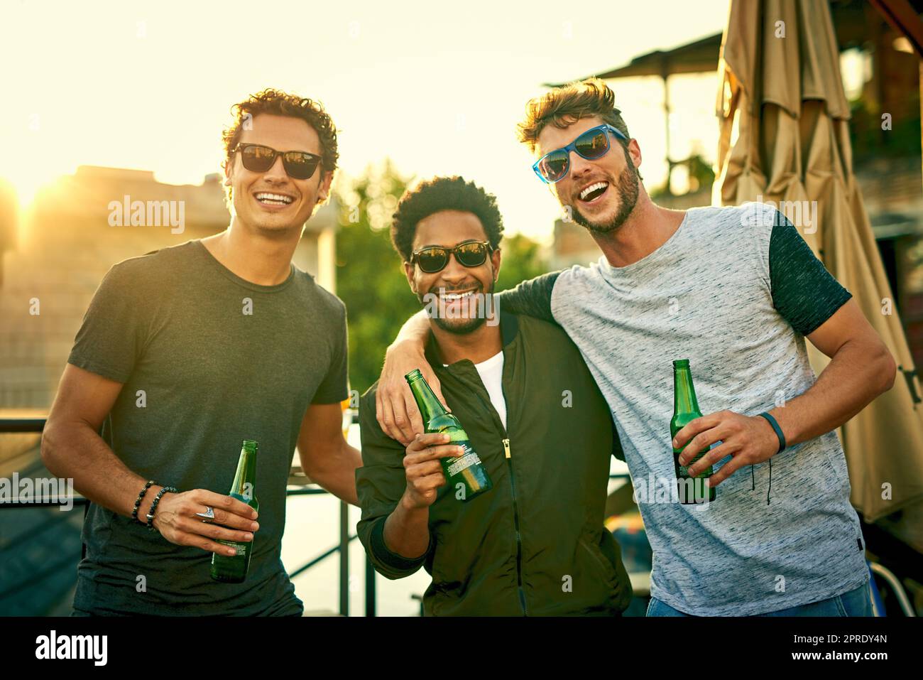 Freddo con l'equipaggio. Un gruppo di giovani amici che si appendono e bevono insieme all'aperto. Foto Stock