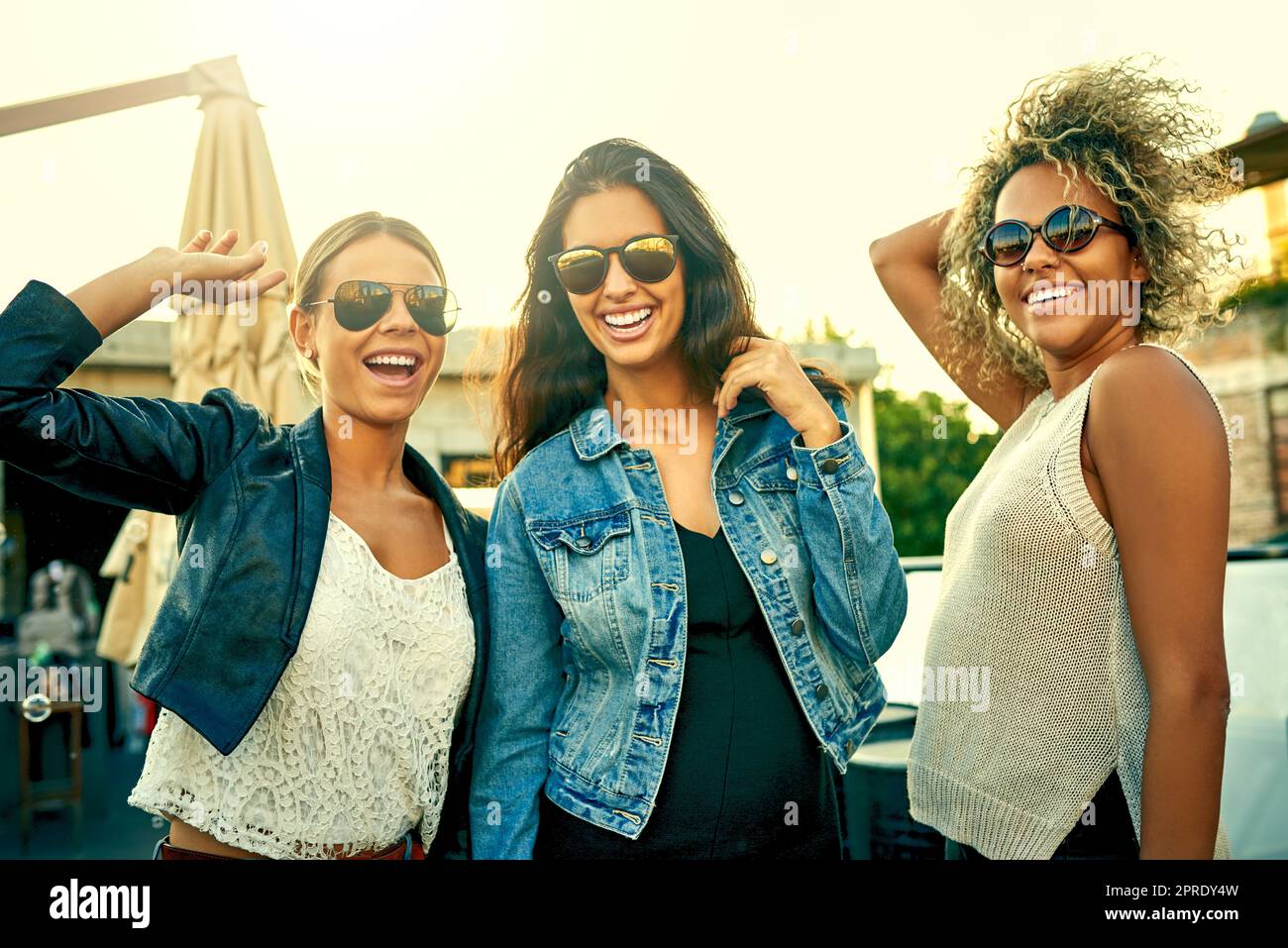 L'amicizia, uno dei piaceri più grandi di vita, un gruppo di giovani donne che si aggrappano insieme all'aperto. Foto Stock