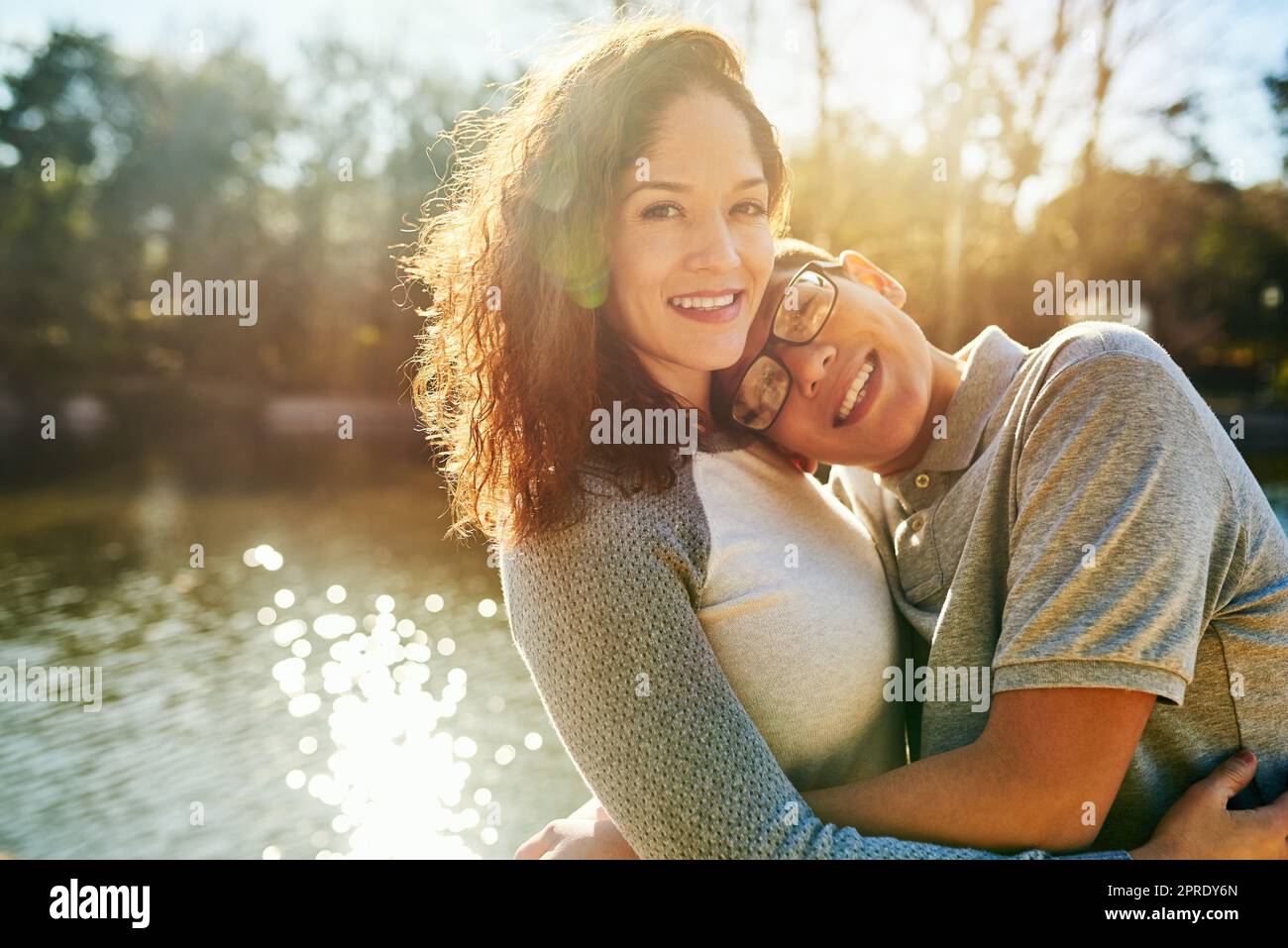 La mamma sarà sempre lì per te: Una bella giovane madre e il suo adorabile figlio all'aperto. Foto Stock