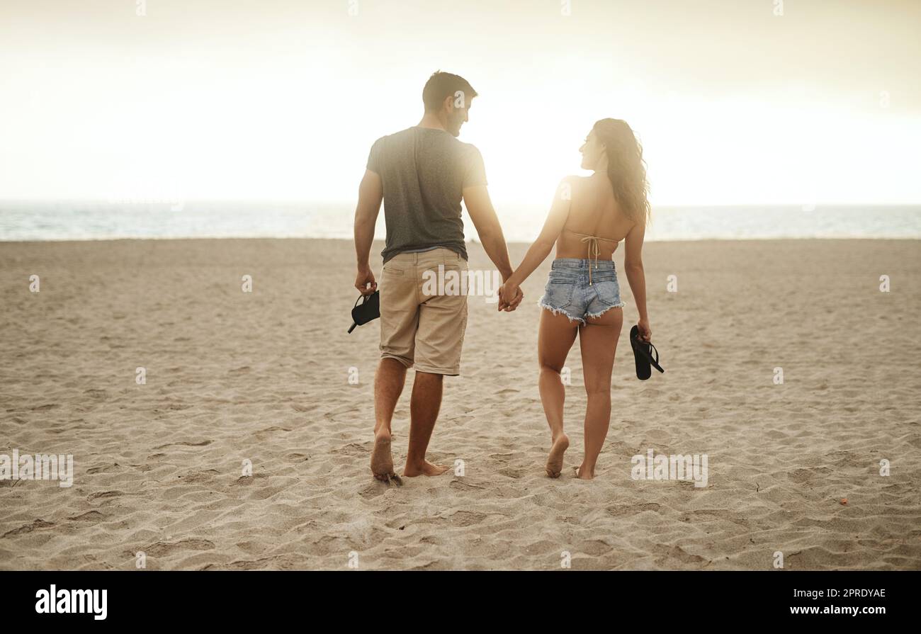 L'estate, la stagione del romanticismo, una giovane coppia che trascorre una romantica giornata in spiaggia. Foto Stock