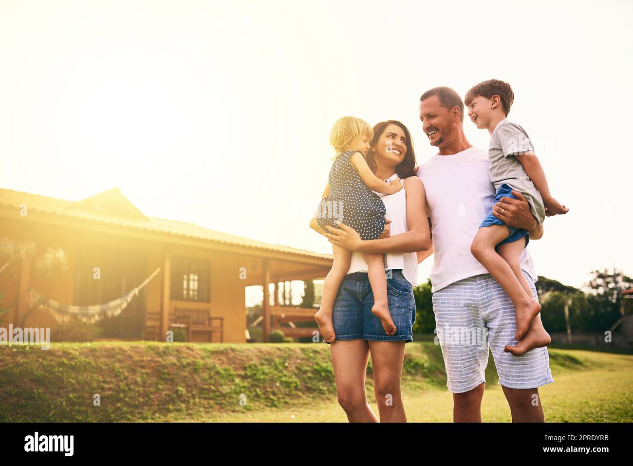 Essere una famiglia significa essere parte di qualcosa di molto meraviglioso. Una famiglia felice che si unisce insieme all'aperto. Foto Stock