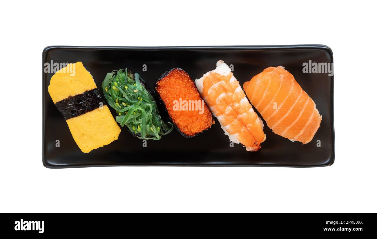 Sushi nigiri e maki assortiti su piatto nero Foto Stock