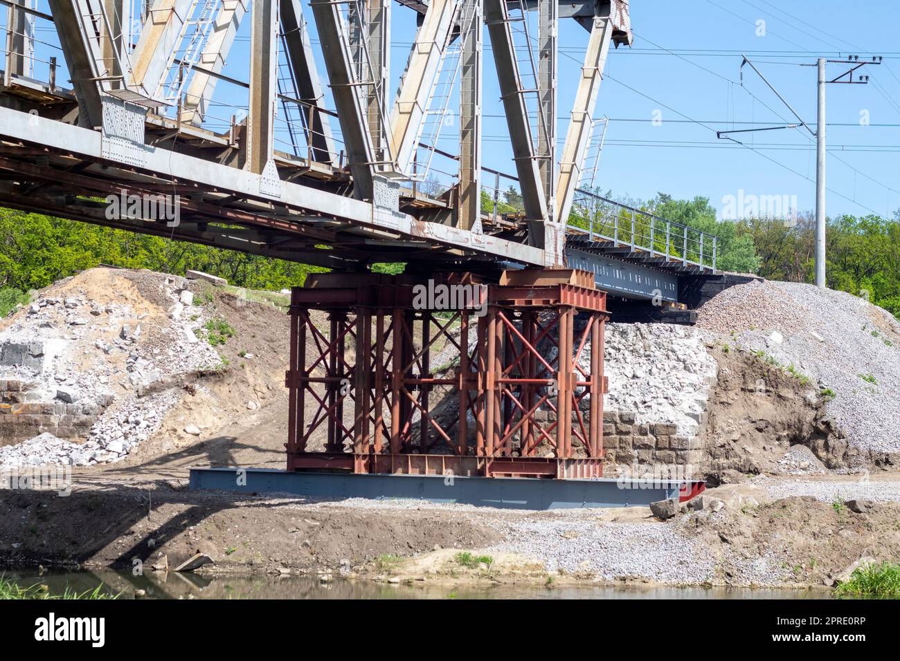 Il ponte ferroviario fatto saltare in aria sul fiume Irpen. Guerra in Ucraina. Panorama. La città di Irpin nella regione di Kiev. Foto Stock
