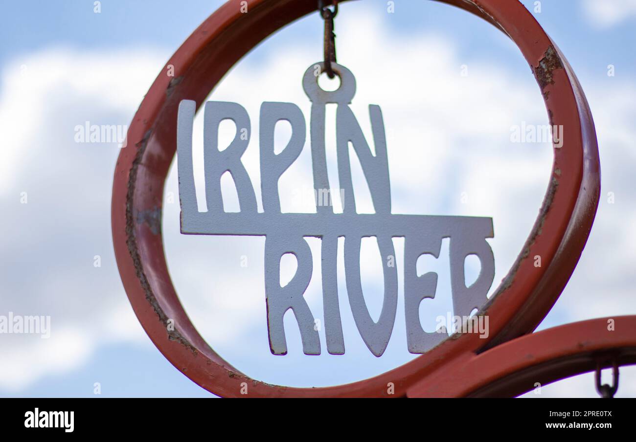 Irpin è una città Ucraina nella periferia di Kiev. Situato sul fiume Irpin. Hero City of Ukraine. Testo: Irpin River. Ucraina, Irpin - 24 maggio 2022. Foto Stock