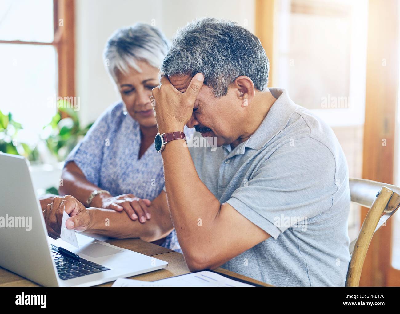 Come pagheremo tutte queste fatture. Una coppia matura che guarda fuori sollecitata mentre gestisce il loro lavoro di ufficio insieme nel paese. Foto Stock