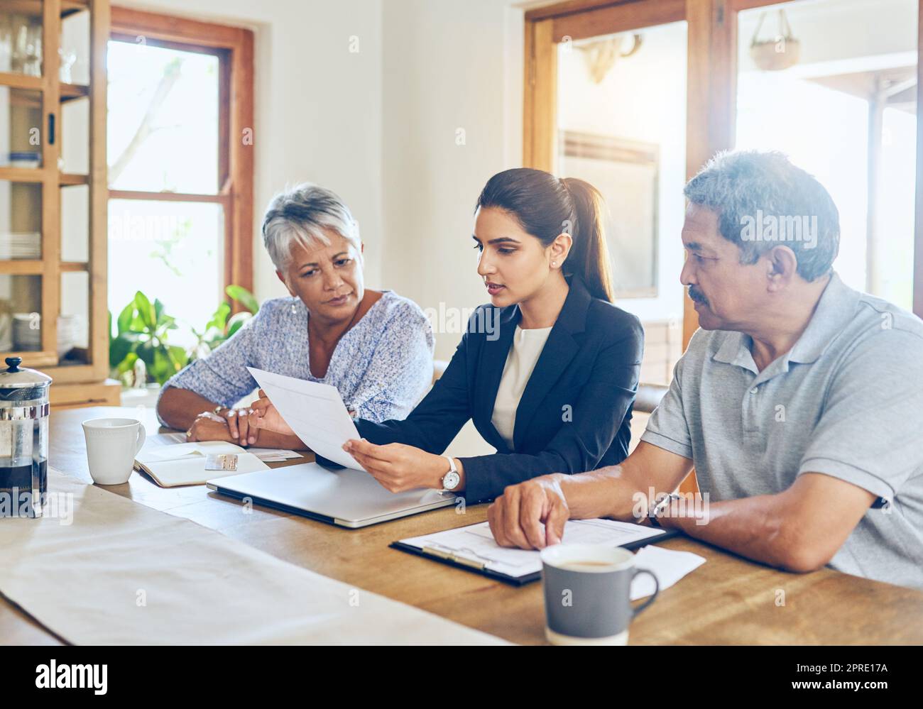 Shes andando aiutarli a fare il loro risparmio ultimo. Una coppia matura che ottiene il consiglio dal loro consulente finanziario nel paese. Foto Stock