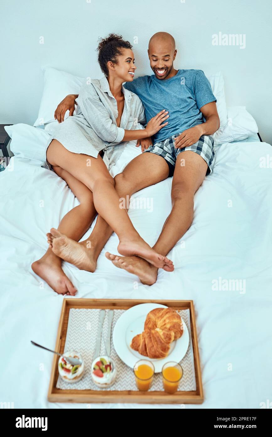 Colazione a letto per una coppia affettuosa, una giovane coppia affettuosa  in camera da letto Foto stock - Alamy