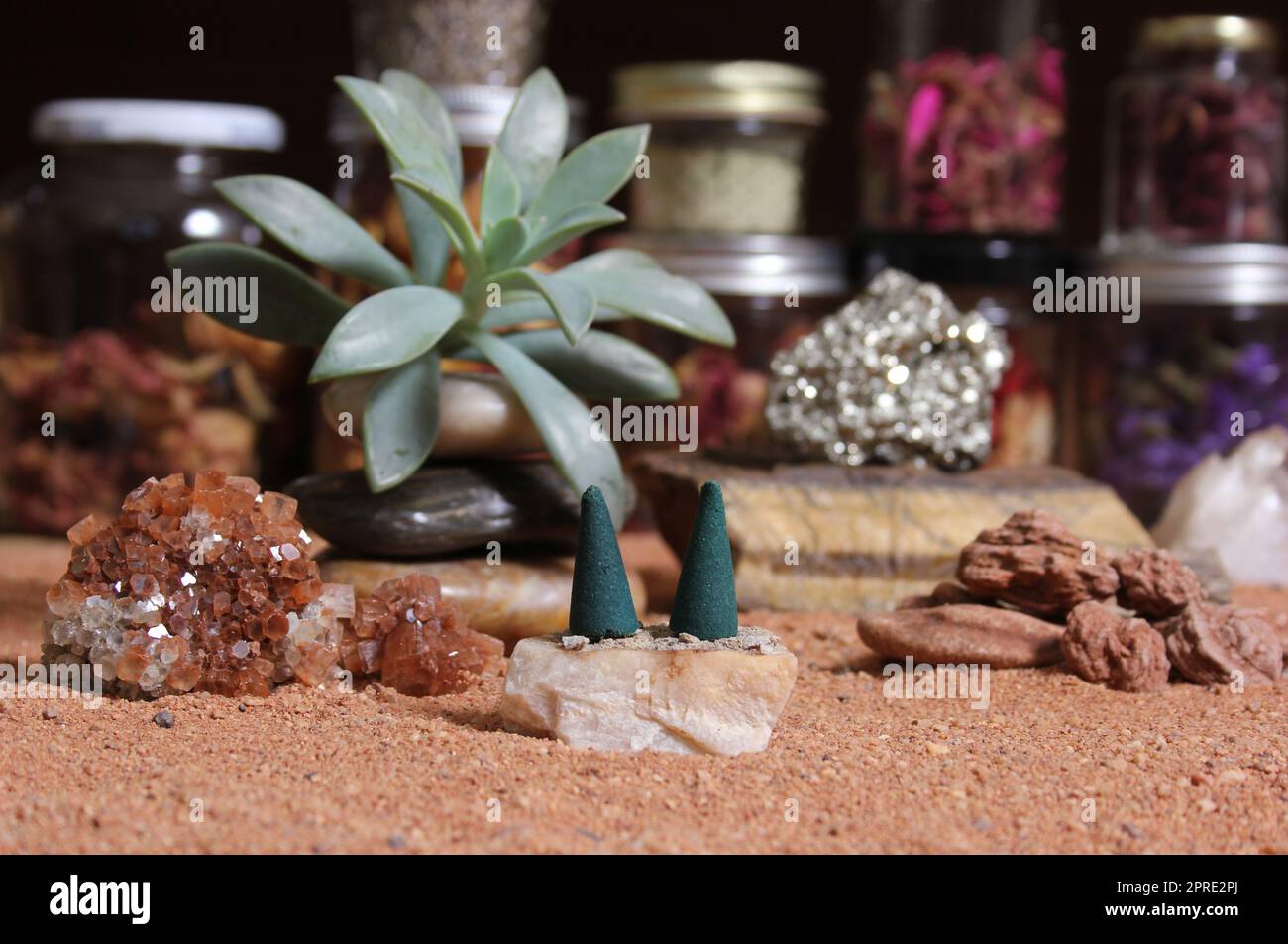 Cristallo di aragonite con coni di incenso sulla sabbia rossa australiana Foto Stock