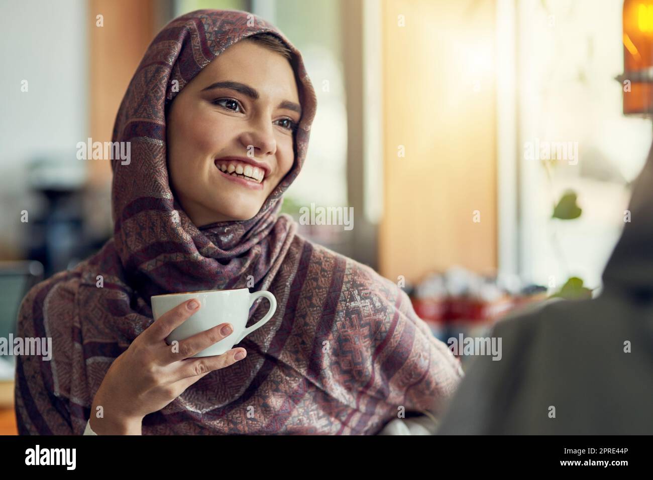 I migliori amici fanno i compagni perfetti del caffè. Una giovane donna che ha un caffè con la sua amica in un caffè. Foto Stock