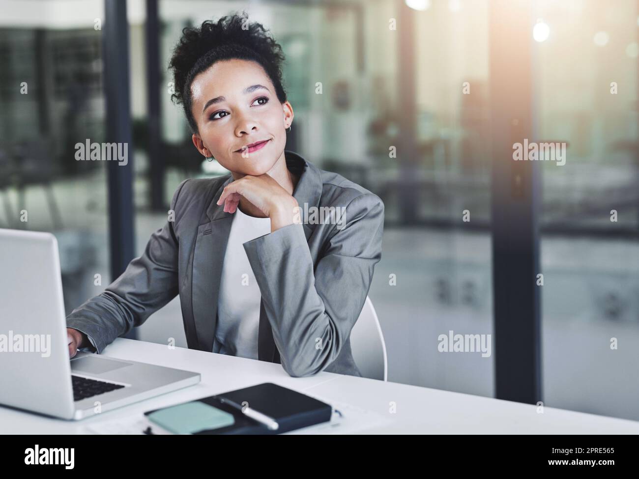 Determinato a guadagnare il successo. Una giovane donna d'affari attraente nel suo ufficio. Foto Stock