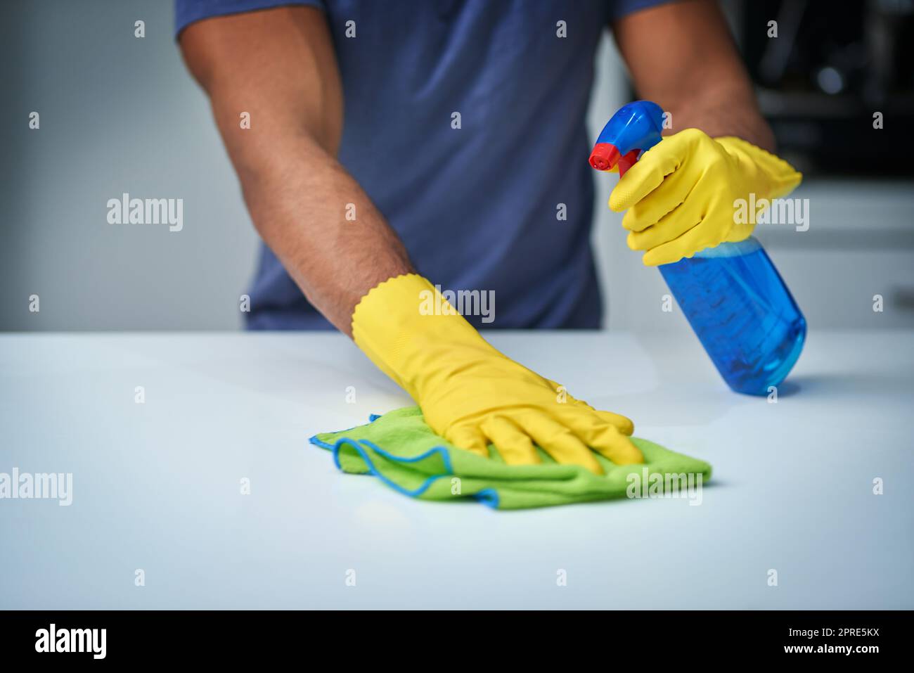 È il momento di pulirlo. Un uomo irriconoscibile che fa le faccende domestiche. Foto Stock