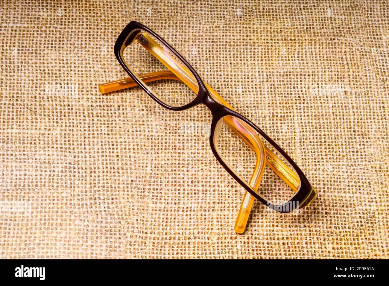 Primo piano di occhiali da lettura con montature in plastica marrone Foto Stock