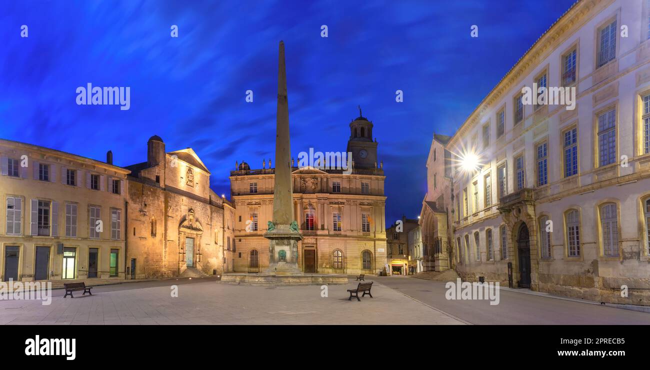 Panorama di Piazza della Repubblica a Arles, Provenza, Francia meridionale Foto Stock