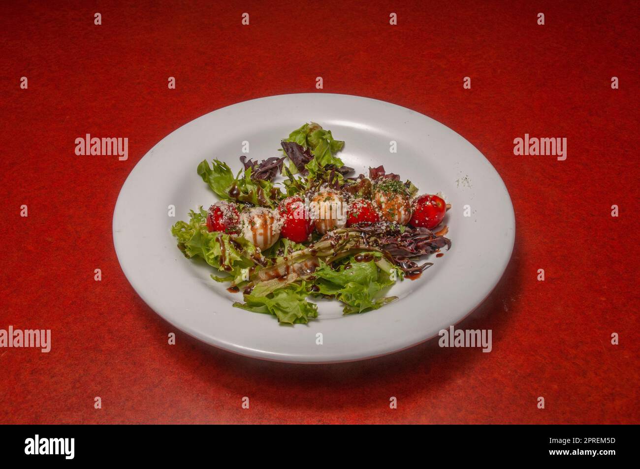 Delizioso piatto mediterraneo conosciuto come insalata caprese Foto Stock