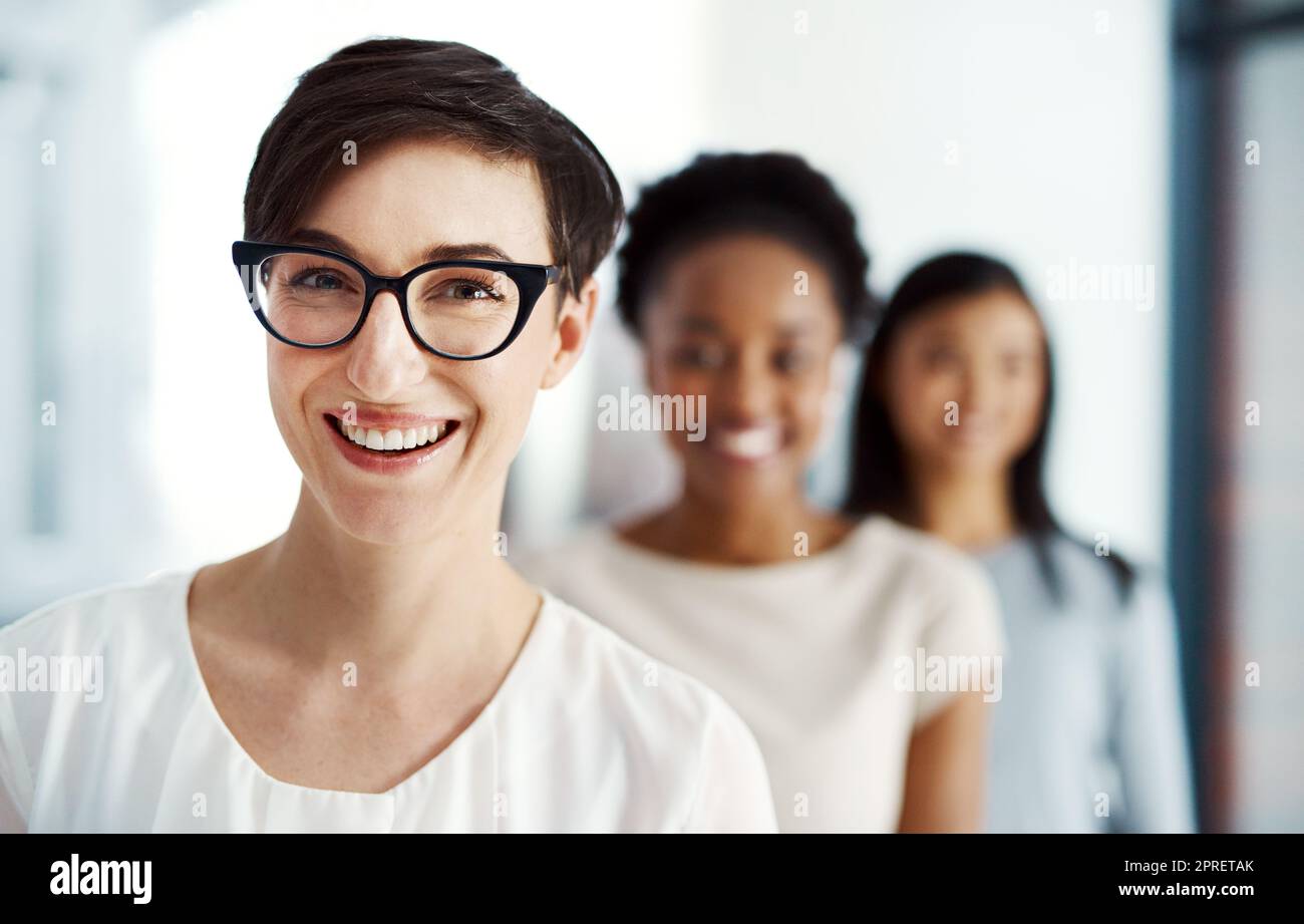 Donna d'affari sorridente e di successo che si sente felice del successo dell'ufficio e del lavoro di squadra. Ritratto di una moderna lavoratrice che sta per lavorare. Dipendente ambizioso entusiasta delle opportunità di carriera Foto Stock