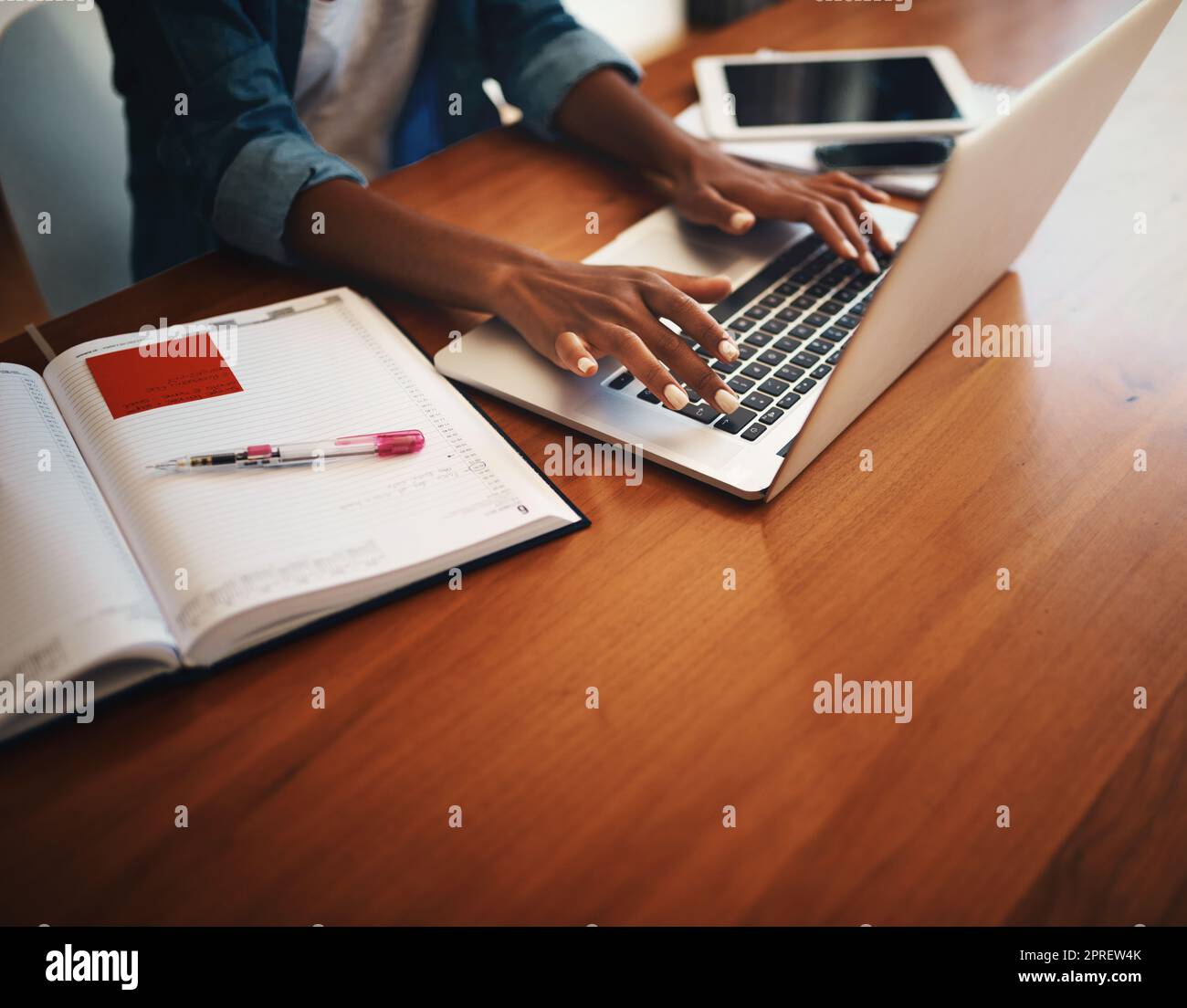 Il successo non viene appena voi senza un certo sforzo. Primo piano di una donna irriconoscibile che utilizza un notebook mentre lavora da casa. Foto Stock