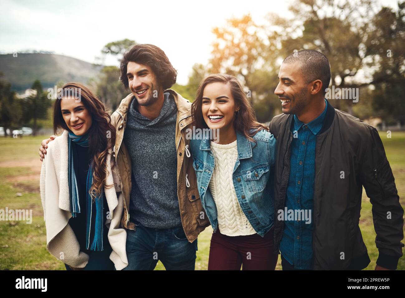 Alla nostra prossima avventura. Ritratto di un gruppo di allegri giovani amici accoccolati insieme mentre camminava in un parco all'aperto durante il giorno. Foto Stock