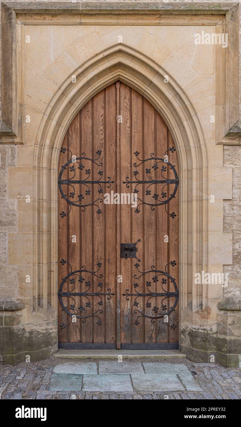 Vecchia porta in legno con grande ornamento in ferro Foto Stock