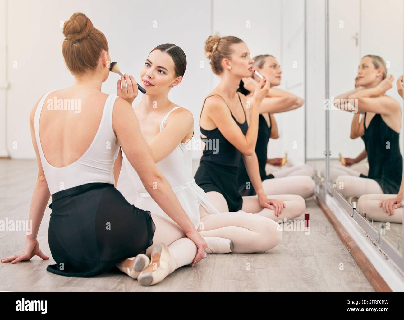 Balletto ballerino trucco per lo spettacolo di danza in studio con classe,  squadra o gruppo presso l'accademia creativa. Ballerina professionale donna  sul pavimento con cosmetici Foto stock - Alamy
