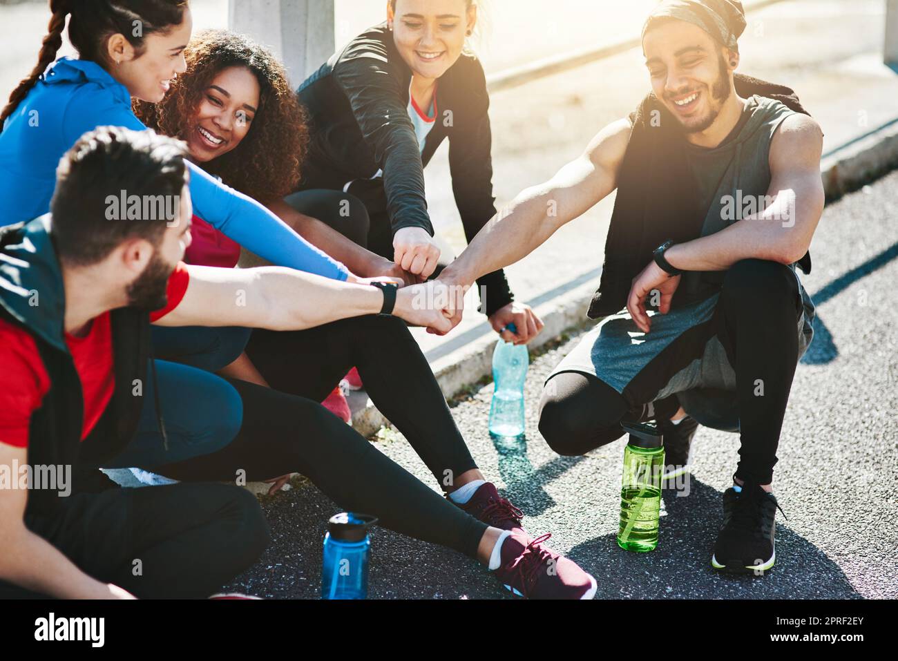 Più motivazione e niente scuse zoppicanti. Un gruppo di idoneità che si motiva prima di una corsa. Foto Stock