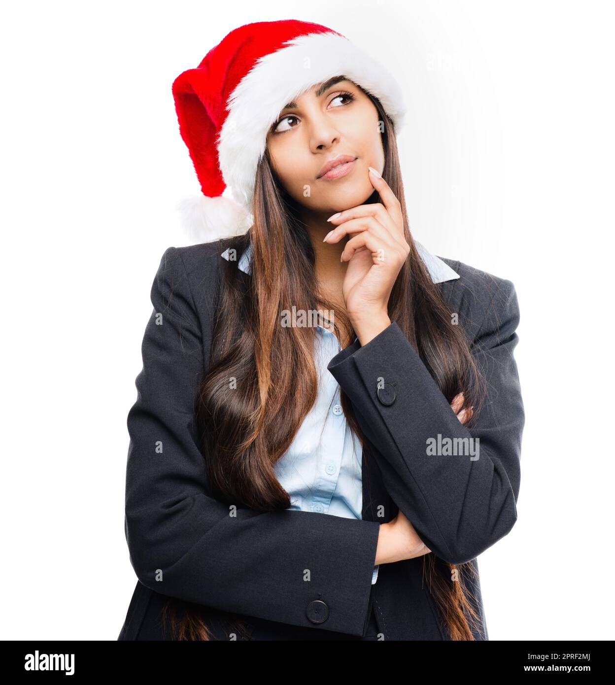 Sognare regali di fantasia. una giovane donna d'affari indiana che pensa in  un cappello di natale contro uno sfondo studio Foto stock - Alamy