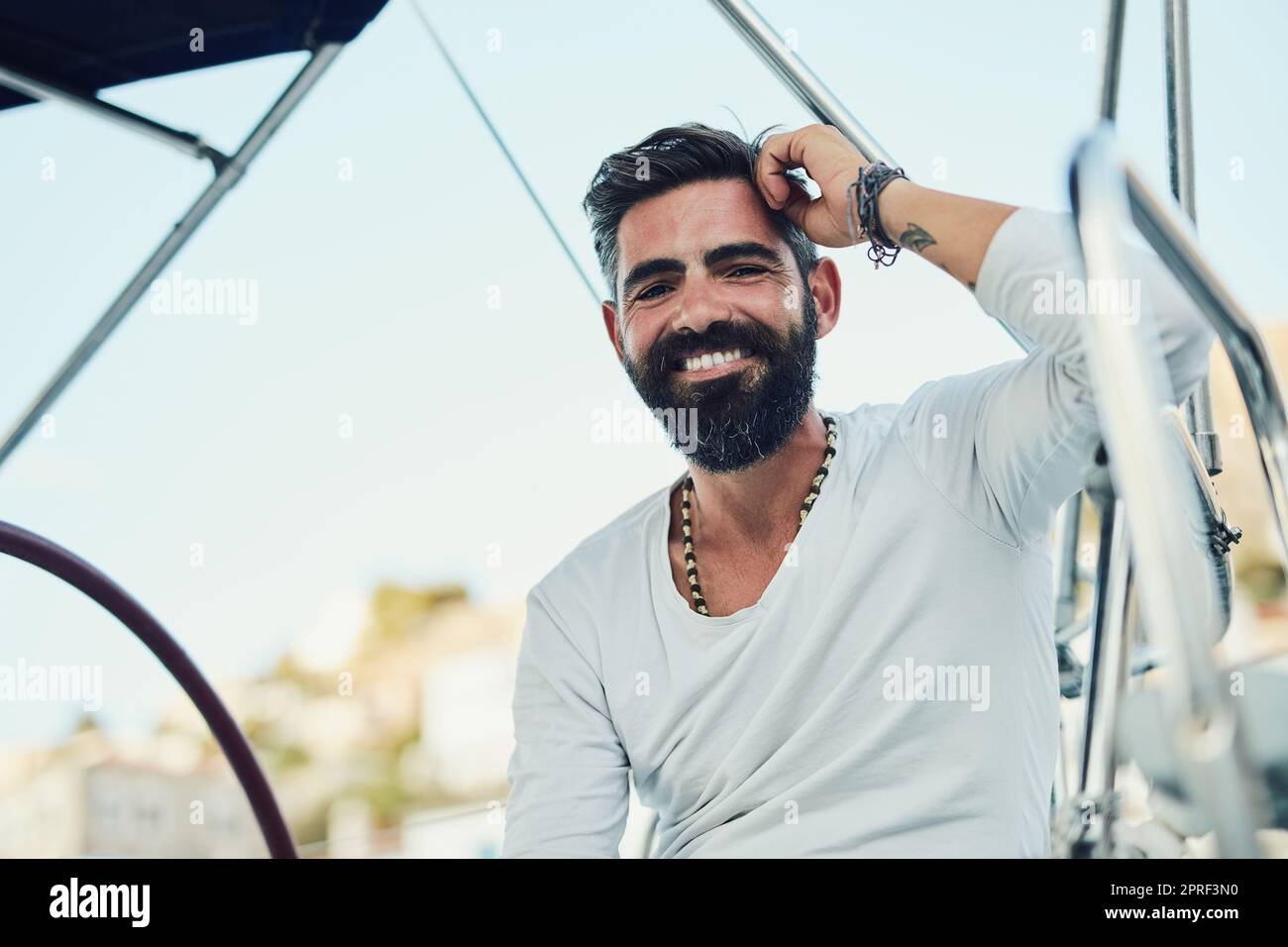 Respirando aria felice. Un bell'uomo maturo sul suo yacht. Foto Stock