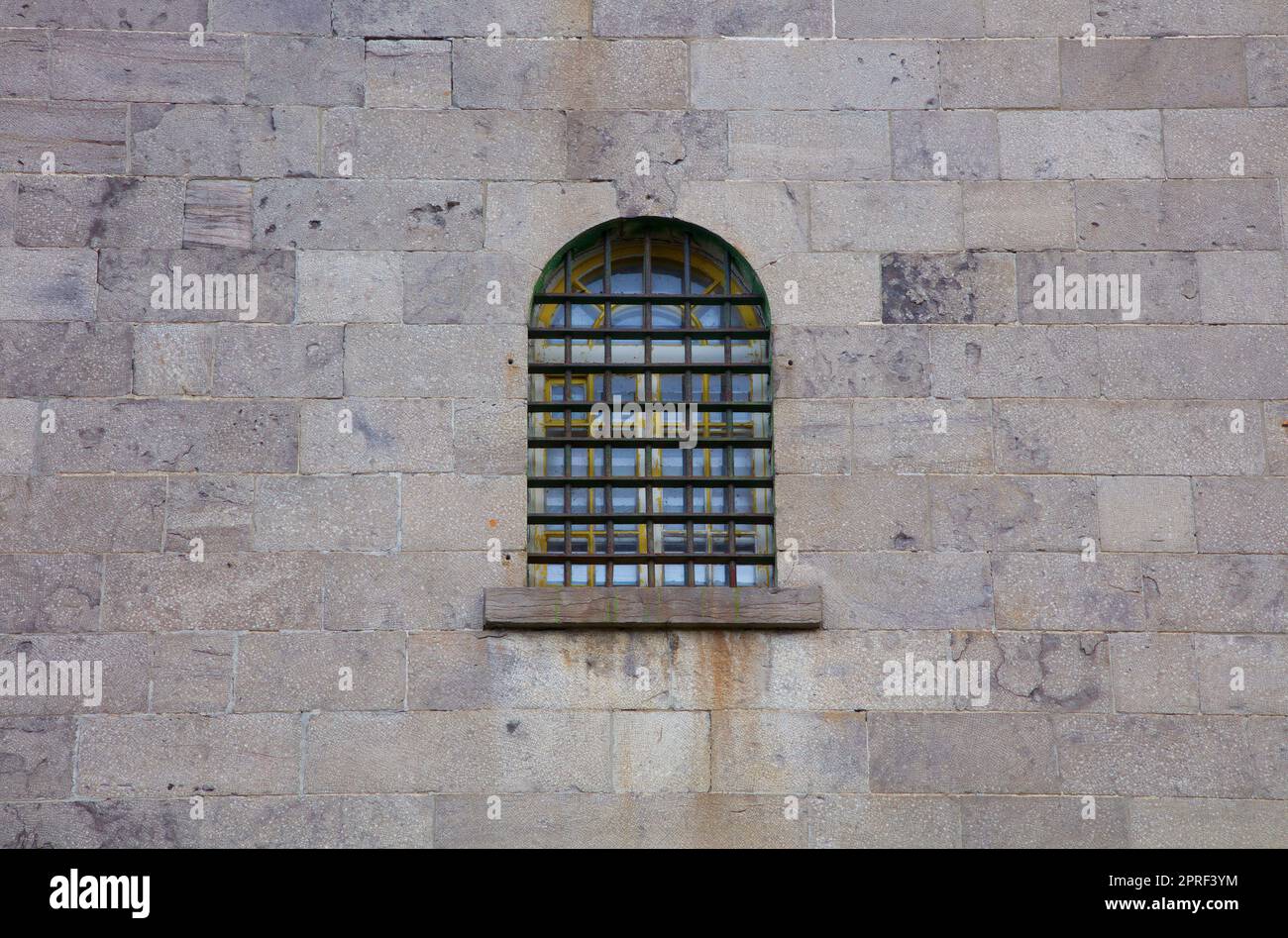 finestra della prigione muro di pietra prigione prigione prigione prigione prigione prigione, serratura del crimine Foto Stock