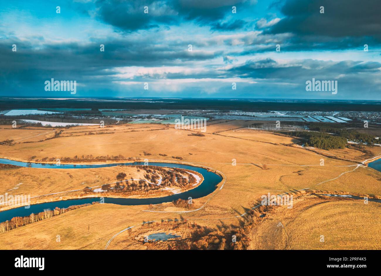 Europa. Vista aerea di asino secco e del paesaggio del fiume curvo parzialmente congelato in autunno. Vista dall'alto. Marsh Bog. Vista drone. Vista dall'alto Foto Stock