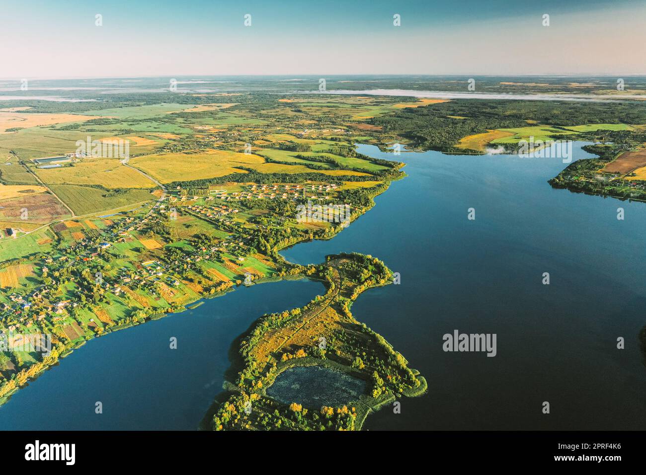 Old Lyepyel, lago Lepel, distretto di Beloozerny, regione di Vitebsk. Vista aerea dell'area residenziale con case in campagna. Nebbia mattutina sopra il lago Lepel. Vista dall'alto della natura europea da High Attitude in autunno. Veduta a volo d'uccello della vecchia città di Lyepyel Skyl Foto Stock