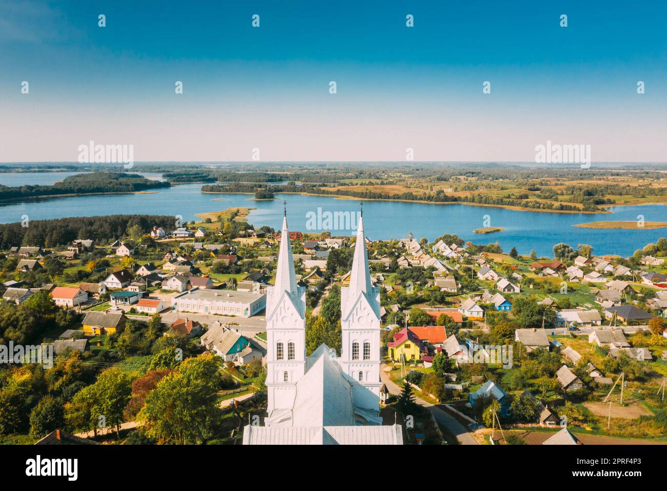 Slobodka, distretto di Braslaw, Vitebsk Voblast, Bielorussia. Vista aerea del villaggio di Slobodka. Chiesa della Divina Provvidenza Foto Stock