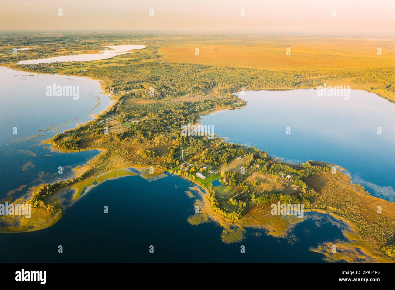 Distretto di Braslaw, Vitebsk Voblast, Bielorussia. Vista aerea dei laghi, paesaggio della Green Forest. Vista dall'alto della splendida natura europea da High Attitude. Bird's Eye View. Laghi famosi Foto Stock