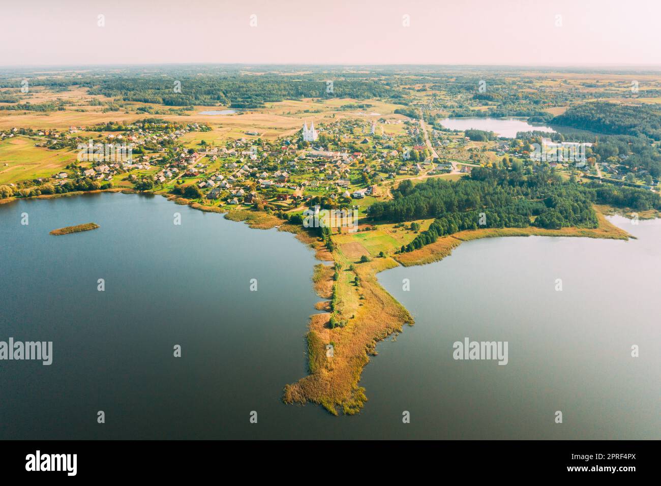 Slobodka, distretto di Braslaw, Vitebsk Voblast, Bielorussia. Vista aerea del lago Potsekh, paesaggio della foresta verde vicino al villaggio di Slobodka. Vista dall'alto della splendida natura europea da High Attitude. Bird's Eye View. Laghi famosi Foto Stock