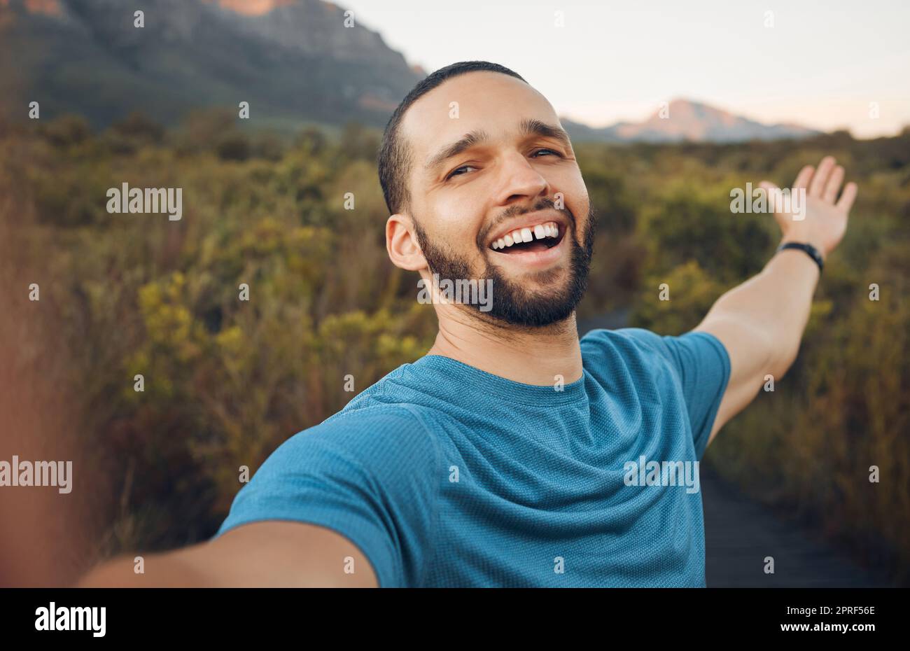 Felice, la natura e l'uomo che prende un selfie in campagna per una vacanza tranquilla avventura all'aperto in primavera con libertà. Sorriso, immagini e uomo enj Foto Stock