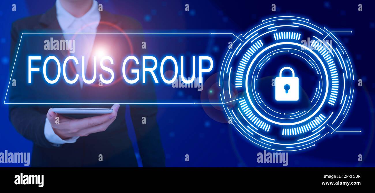 Gruppo Focus didascalia concettuale. Internet Concept si è riunito per partecipare alla discussione su qualcosa che Lady in Suit tiene in mano la penna che simboleggia i successi del lavoro di squadra. Foto Stock