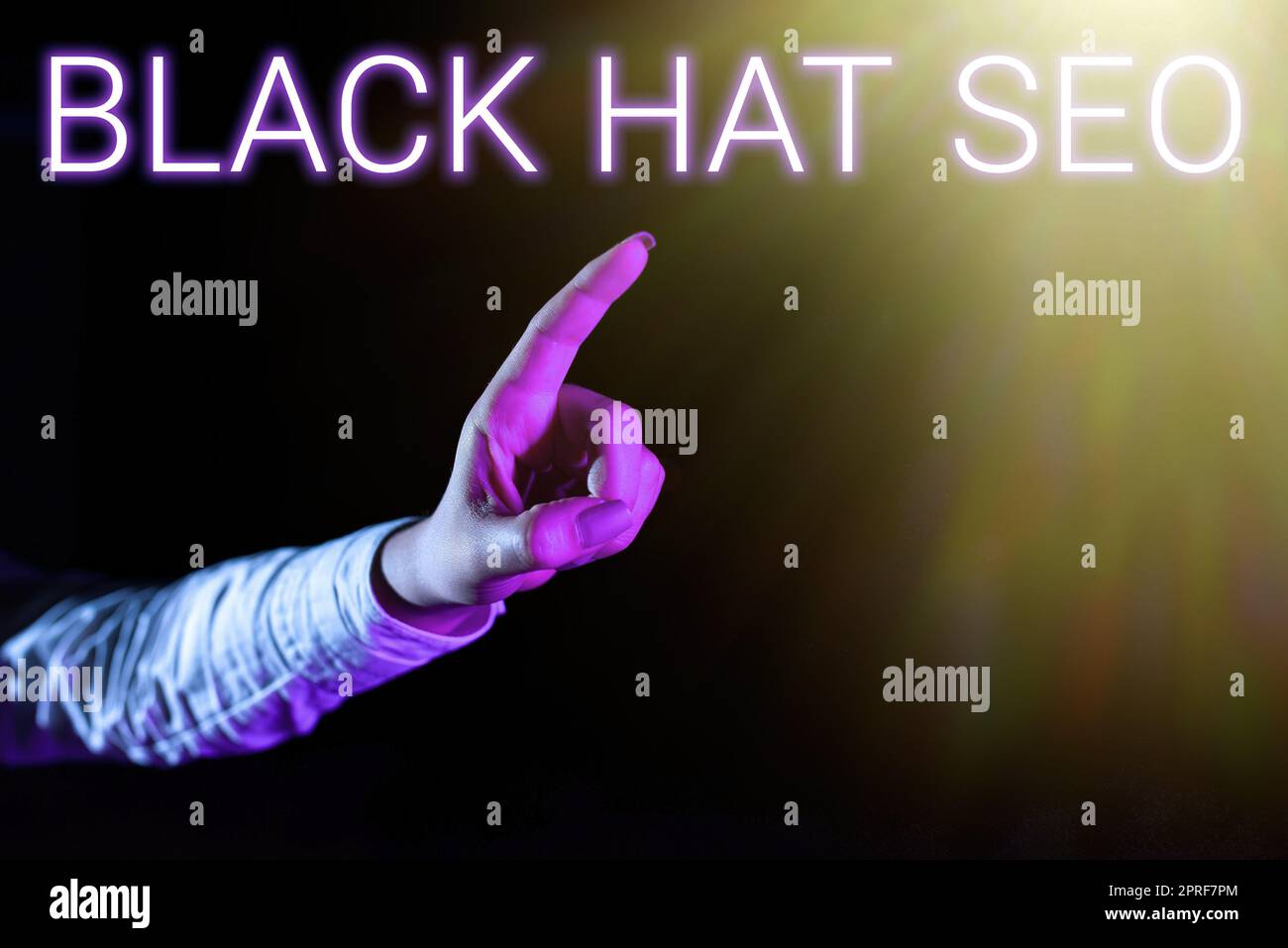 Didascalia di testo che presenta Black Hat Seo. Panoramica aziendale Ottimizzazione dei motori di ricerca utilizzo di tecniche per imbrogliare i browser Man Pointing Pen sulla barra di ricerca digitale che presenta nuovi piani aziendali. Foto Stock
