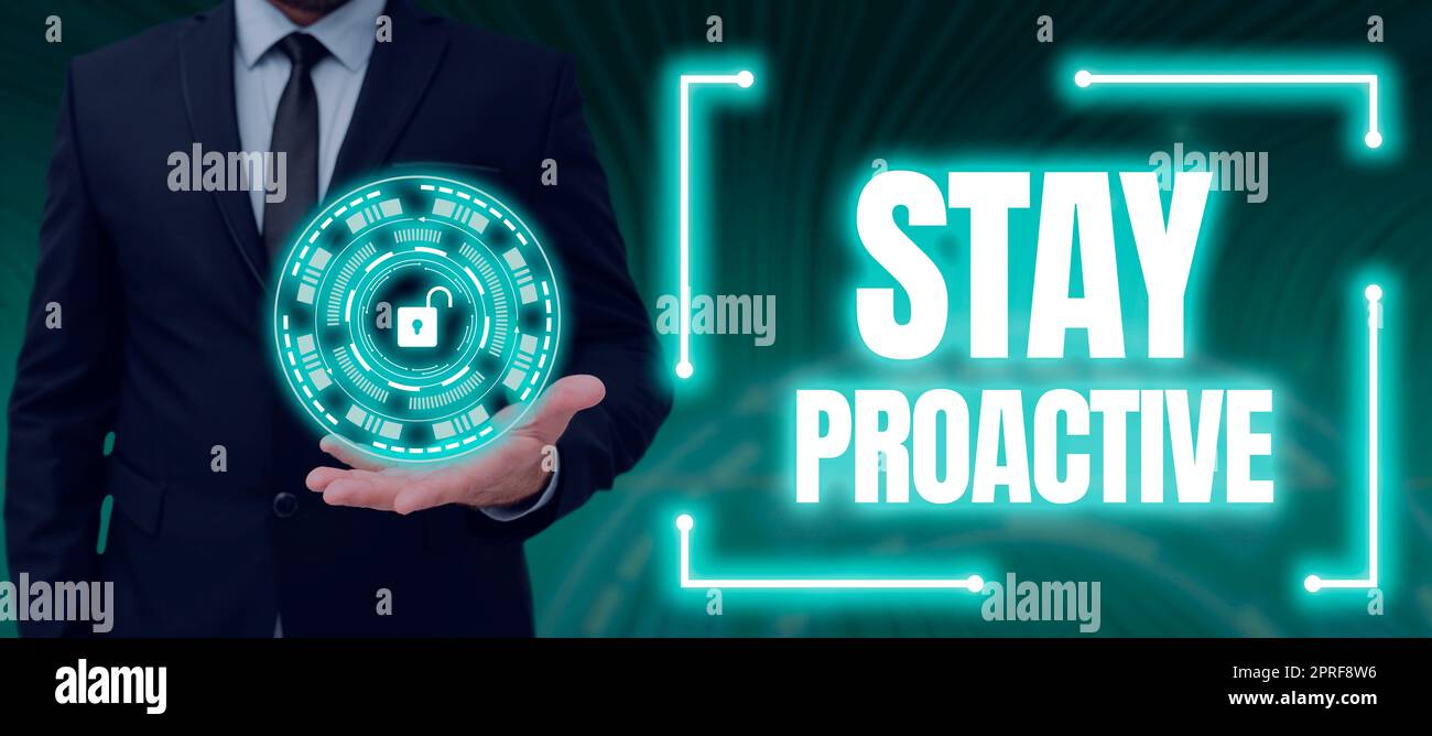 Didascalia di testo che presenta Stay ProactiveScegli la tua decisione di anticipare gli eventi previsti. Parola scritta sul prendere la propria decisione di andare avanti rispetto agli eventi previsti gruppo di persone arrampicata sulla montagna per raggiungere l'obiettivo con Flag on Top. Foto Stock