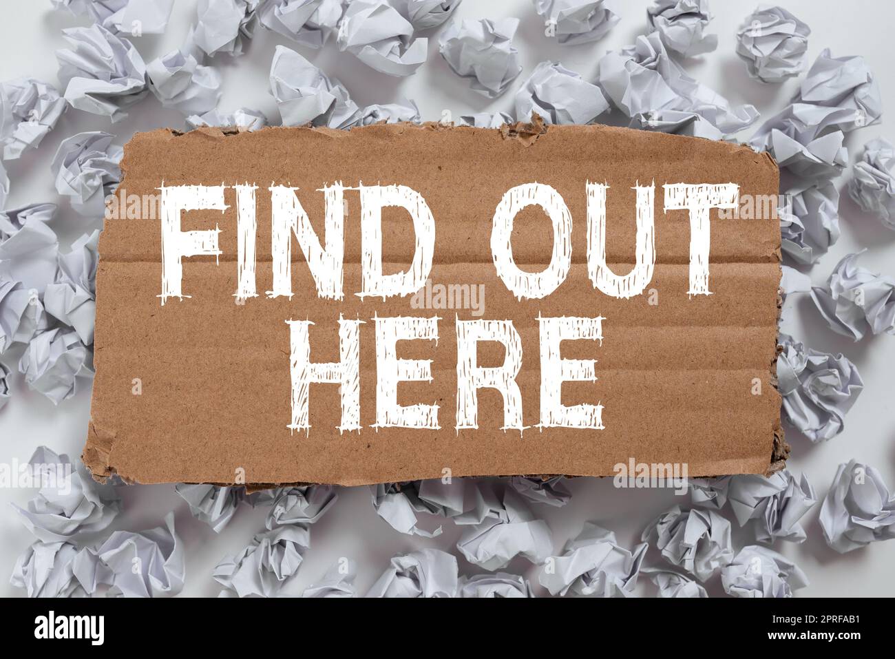 Didascalia concettuale Scoprilo qui. Vetrina aziendale ciò che stai cercando puoi trovare guardando questa donna segnale con tablet che presenta serrature digitali per la protezione dei dati. Foto Stock