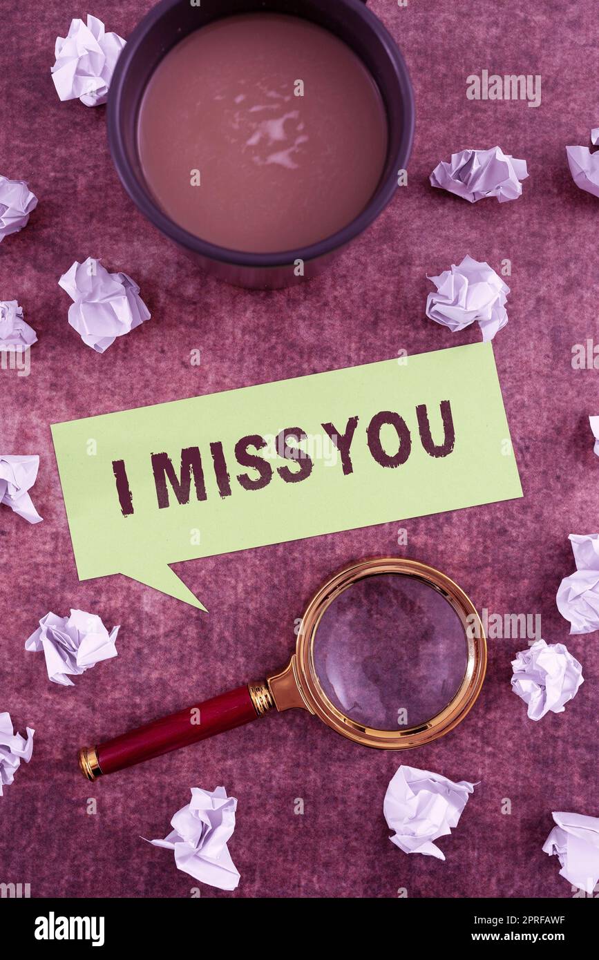 Scrivere mostrare del testo che mi manchi. Parole scritte per sentirsi tristi perché non sei più qui messaggio amorevole coppia di bolle di chat vuote che rappresentano la comunicazione sui social media. Foto Stock