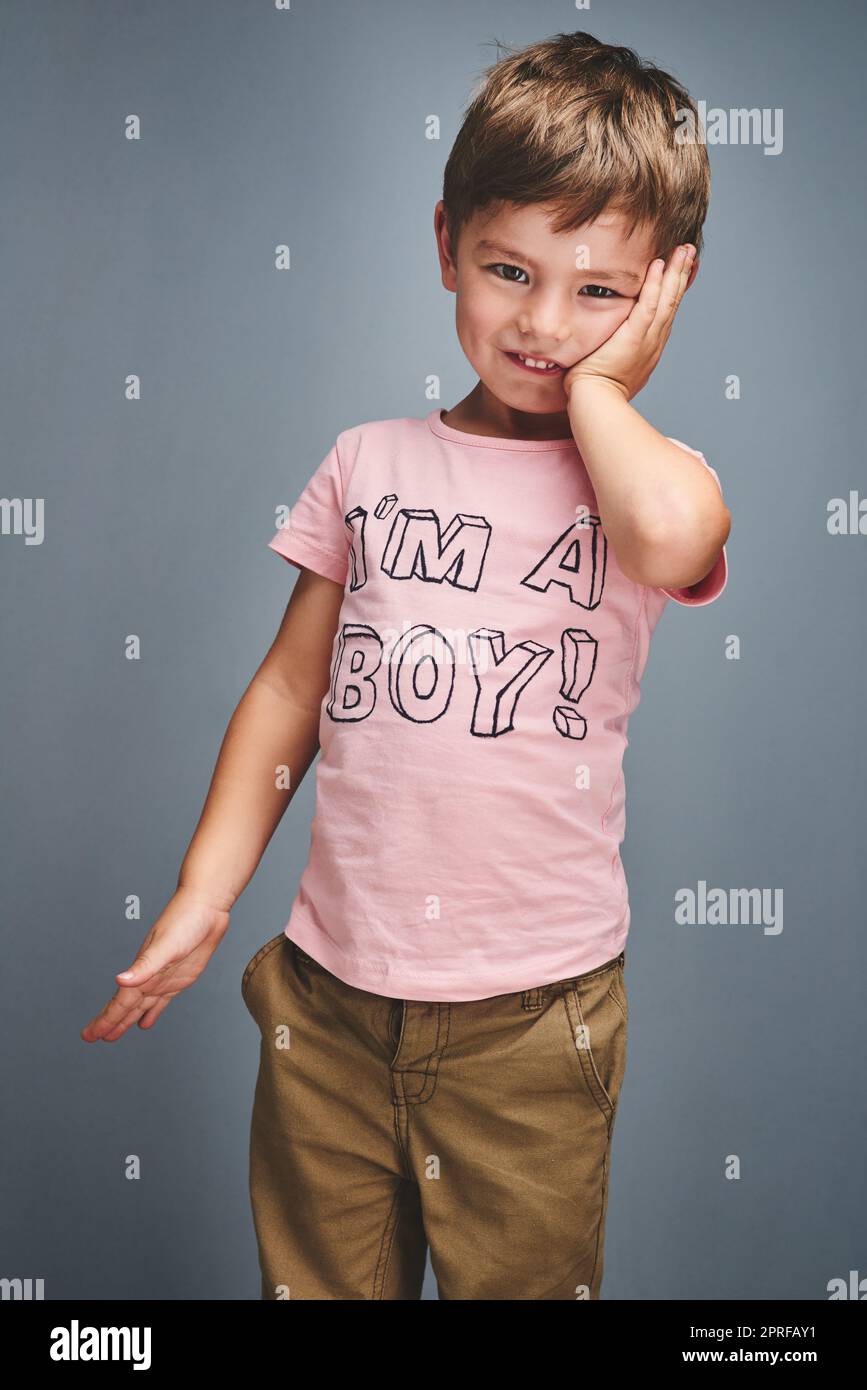 Così tanto cuteness, i cant affare. Studio ritratto di un ragazzo che indossa una t-shirt con im un ragazzo stampato su di esso su uno sfondo grigio. Foto Stock