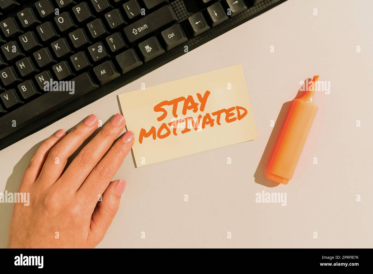 Cartello scrivibile a mano Stay MotivatedPrevidi te stesso ogni volta che raggiungi un obiettivo con la conoscenza. Internet Concept Reward Yourself ogni volta che raggiungete un obiettivo con Knowledge Speech Bubble on Floor with Important Data Inside with Paper wrap around. Foto Stock