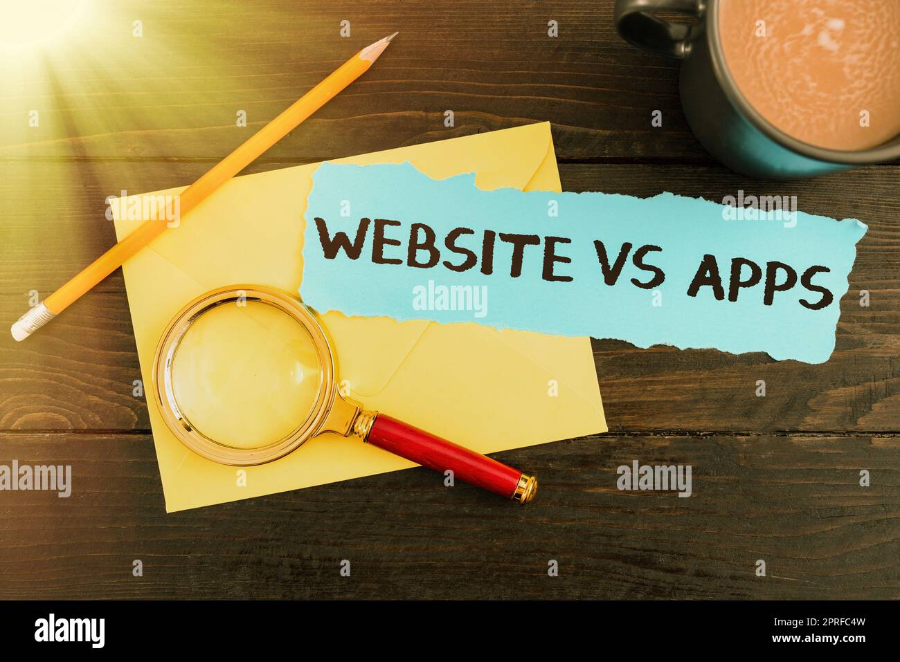 Testo che mostra il sito Web di ispirazione vs applicazioni. Concetto aziendale dubbio tra l'utilizzo di una pagina Web o di un imprenditore di applicazioni online con condivisione di nuove idee e informazioni cruciali tramite touch screen. Foto Stock