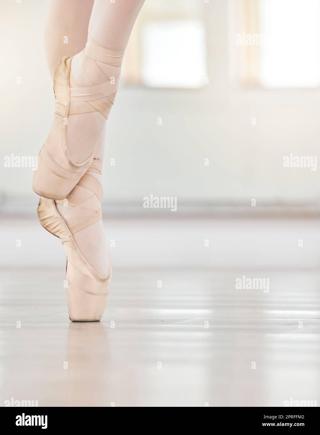 Ballerina professionista piedi donna ballerina in studio di danza, scuola d'arte o Accademia creativa con mock up o spazio copia. Equilibrio giovane studente su scarpa punta Foto Stock