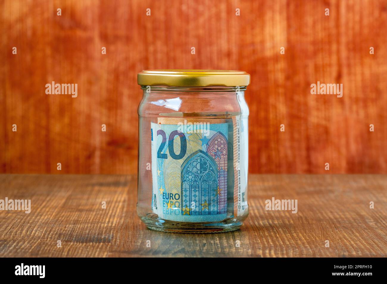 Risparmio in vaso di vetro con euro all'interno Foto Stock