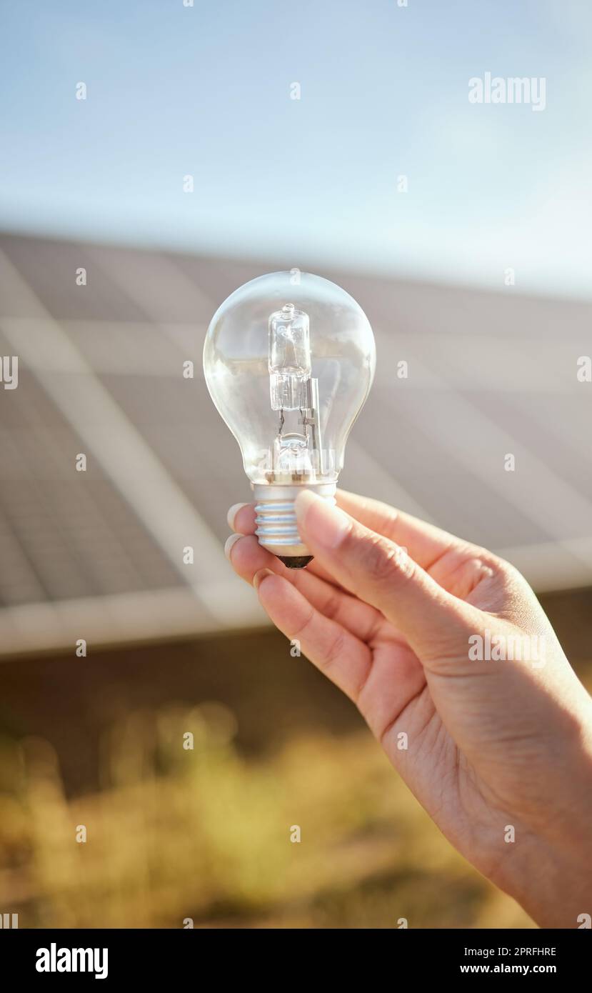 Modello di mano con lampadina per l'energia solare in natura, sostenibilità per il cambiamento ecologico e energia pulita per l'ambiente futuro. Ricerca nell'industria sostenibile e innovazione con l'elettricità Foto Stock
