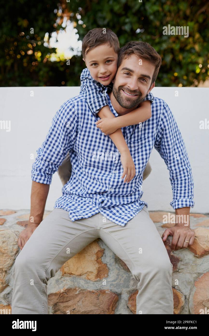 Weve ha ottenuto sui outfit corrispondenti. Ritratto corto di un bel giovane e di suo figlio seduto fuori. Foto Stock