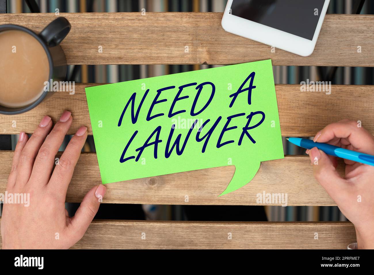 Scrivere mostrare del testo ha bisogno Di Un avvocato. Word per offrire consulenza legale consulenza legale consulenza legale Business Team che tiene due idee importanti sulle bollicine vocali da entrambe le parti. Foto Stock