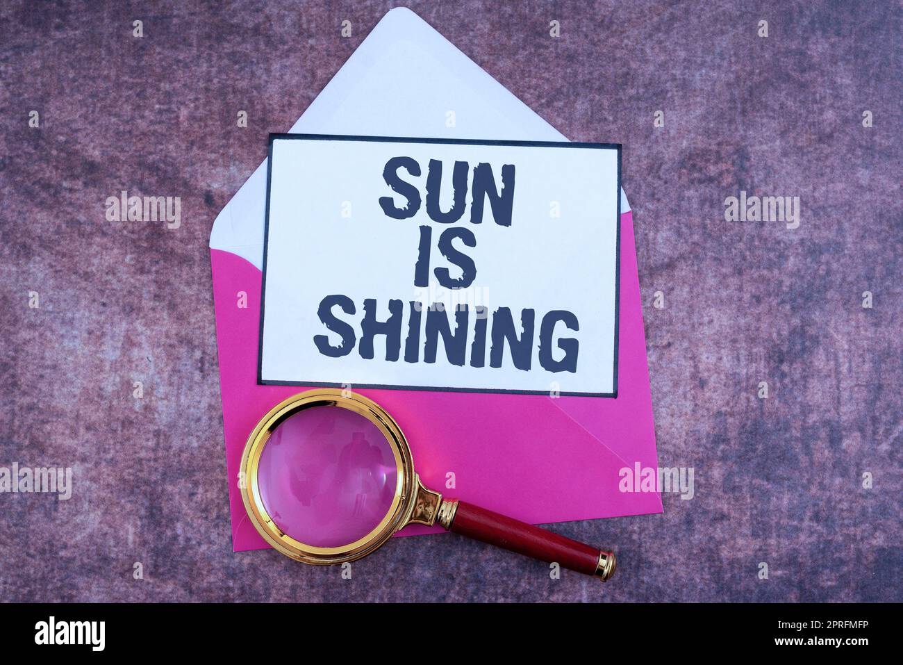 Cartello che mostra il sole splende. Business concept, splendido sole durante le calde giornate estive, paesaggio naturale Foto Stock