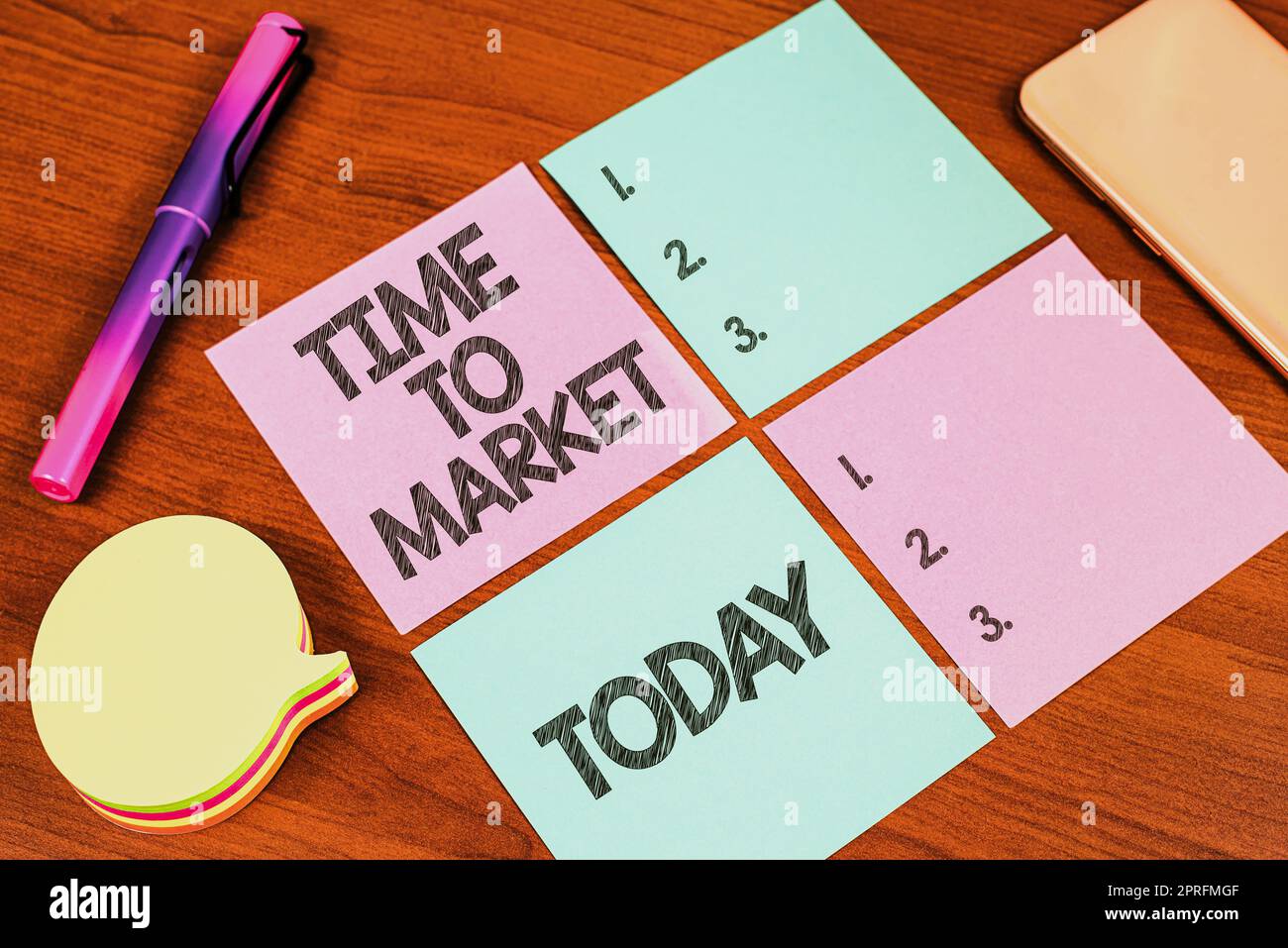 Time to market cartellonistica a mano. Vetrina aziendale il momento giusto per fare i movimenti finanziari un uomo d'affari in borsa che si adatta perfettamente a fornire informazioni importanti tra le mani. Foto Stock