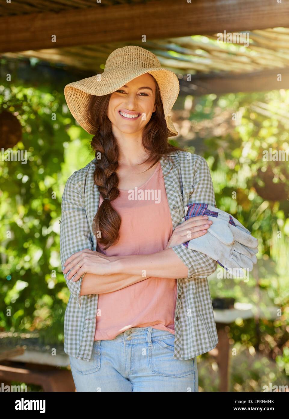 Il giardino è il mio posto felice. Ritratto di una giovane donna felice che lavora in una fattoria. Foto Stock